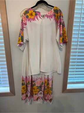 Vintage Floral-Accent White Skirt Set Top - White with Yellow & Pink Floral
